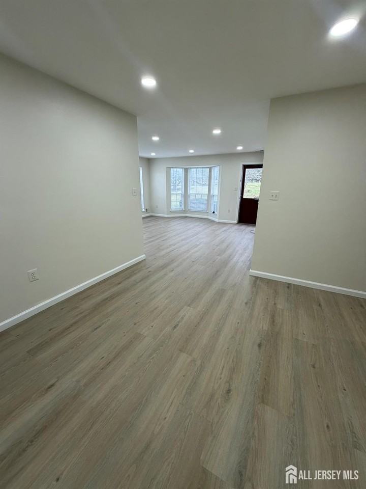 32 Columbus Dr - Photo 5 of 26