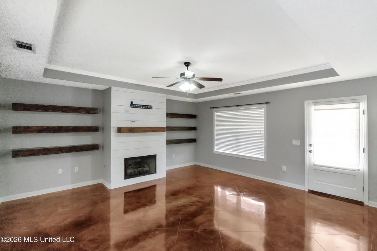 163 Blackstone Cir - Photo 3 of 23
