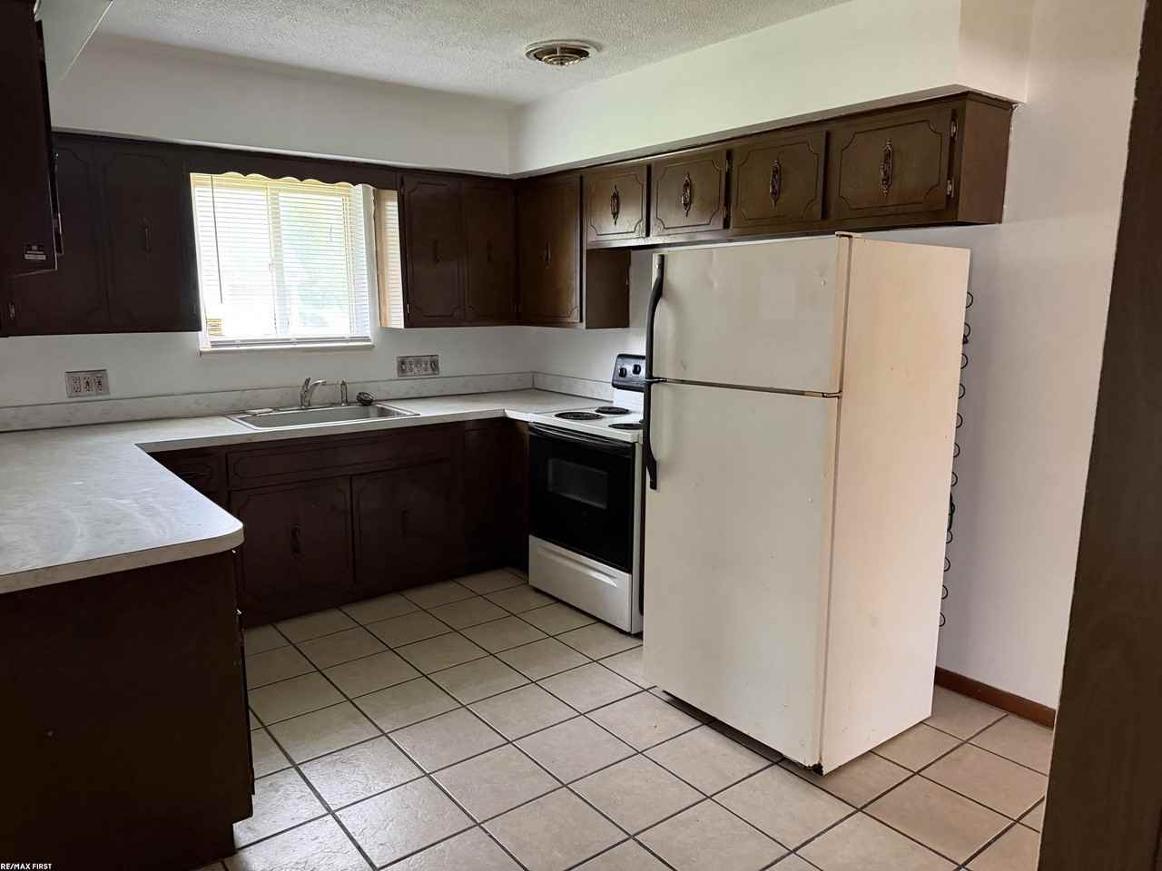 22174 David Ave - Photo 3 of 10