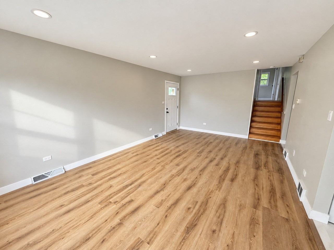 15109 Irving Ave - Photo 3 of 19