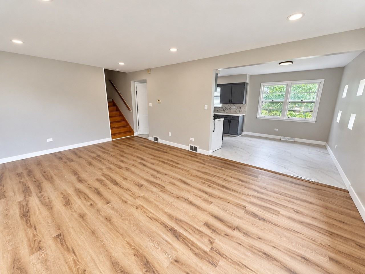 15109 Irving Ave - Photo 4 of 19