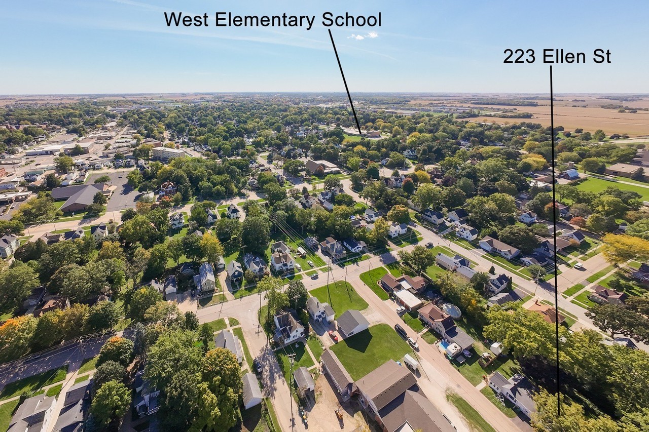 223 Ellen St - Photo 3 of 34