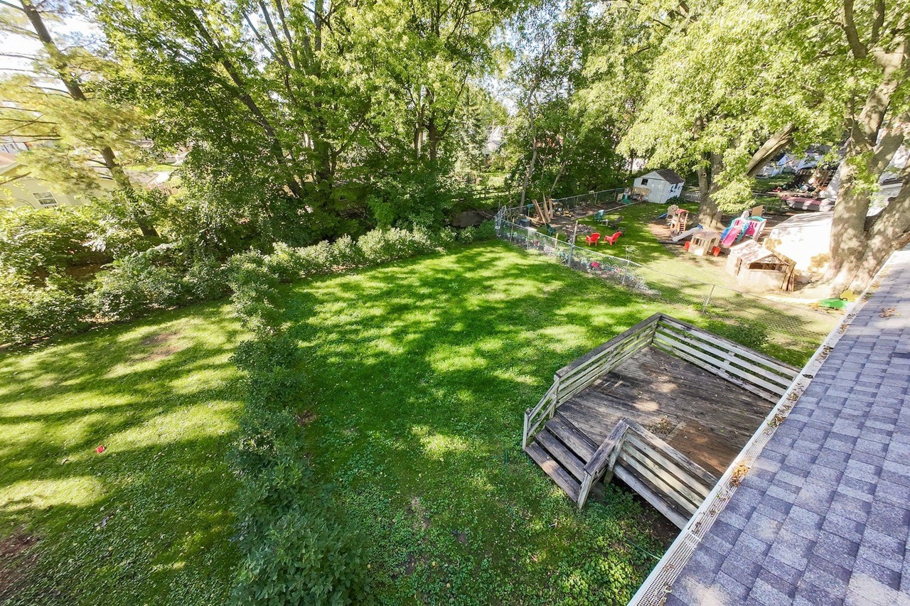 223 Ellen St - Photo 5 of 34