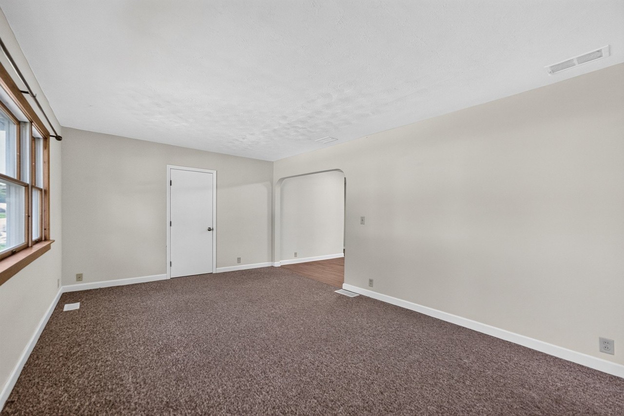 223 Ellen St - Photo 7 of 34