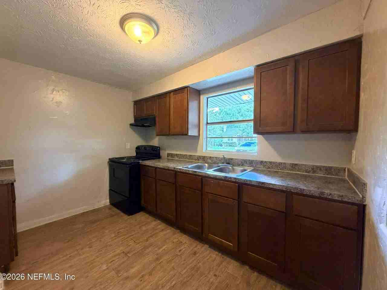 744 Mackinaw St - Photo 2 of 11