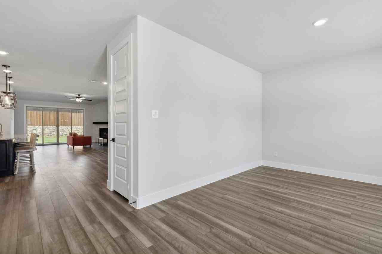 2453 Yosemite Way - Photo 4 of 36