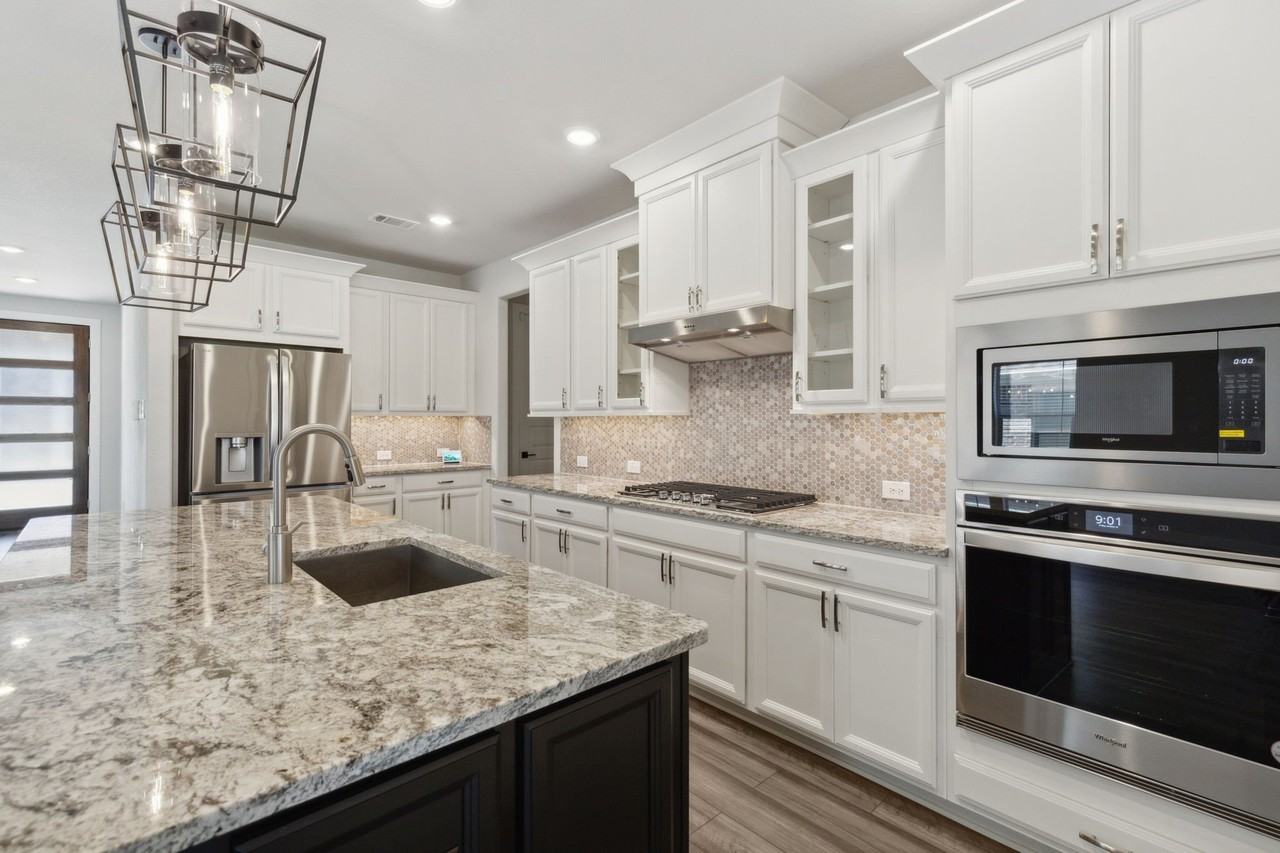 2453 Yosemite Way - Photo 7 of 36