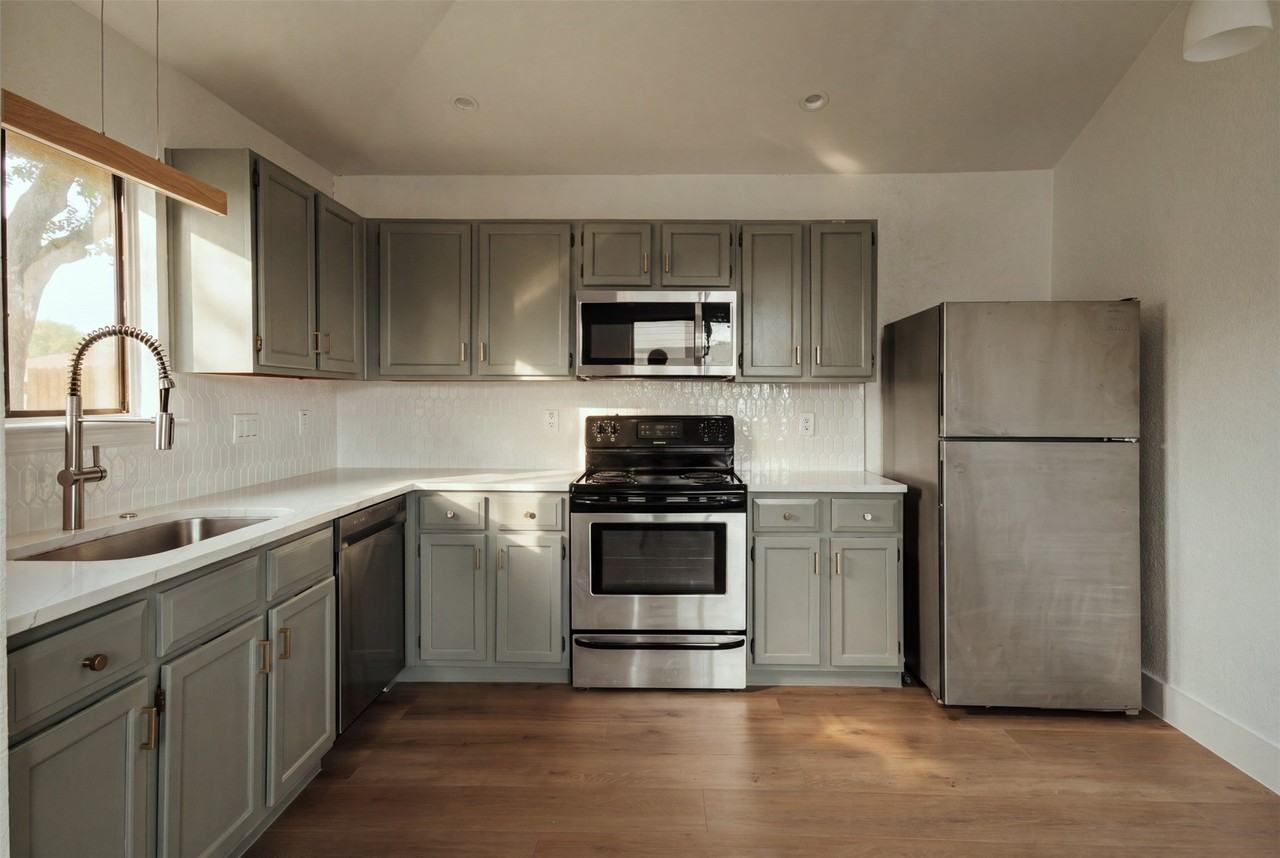 113 Cole St - Photo 3 of 12