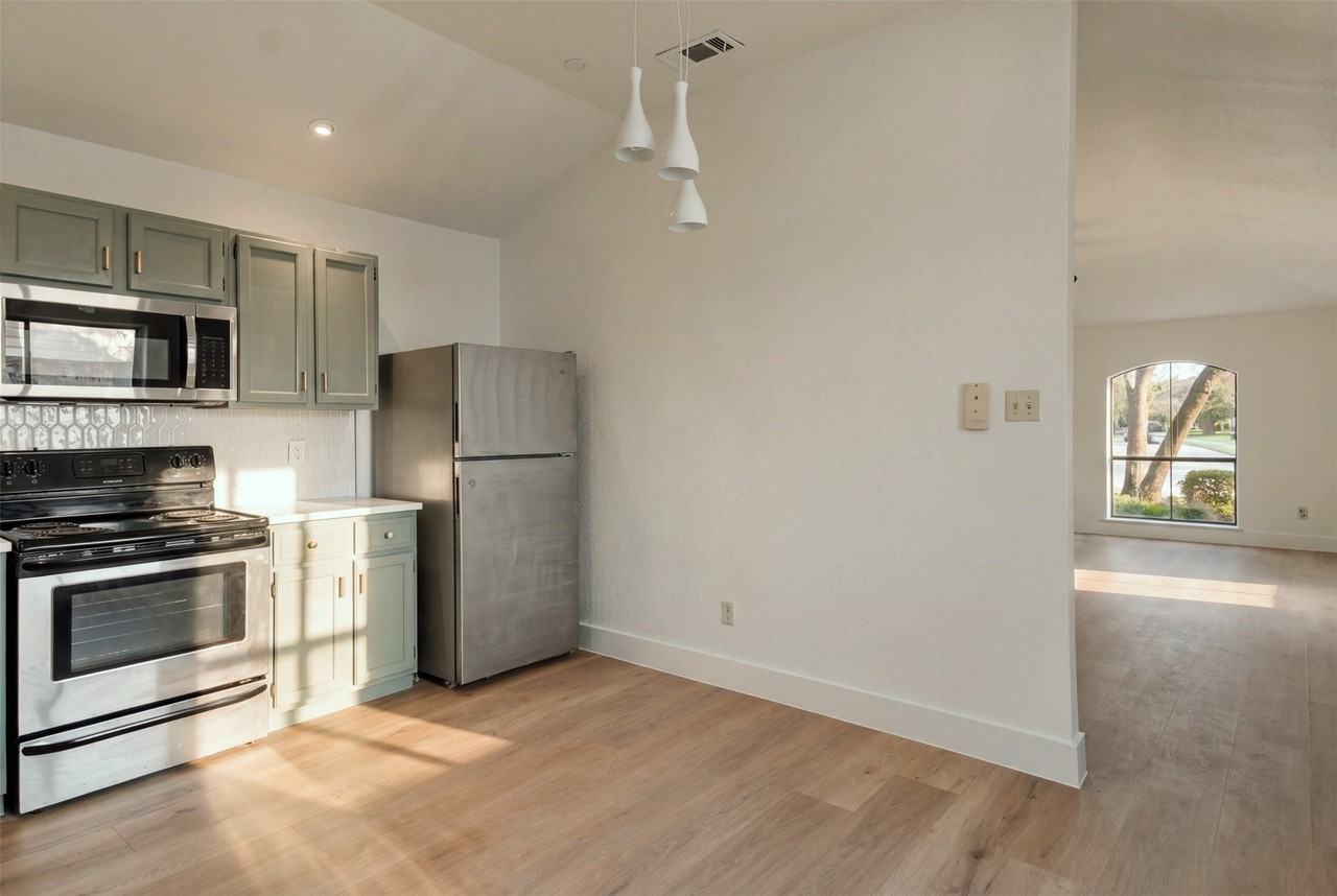 113 Cole St - Photo 4 of 12