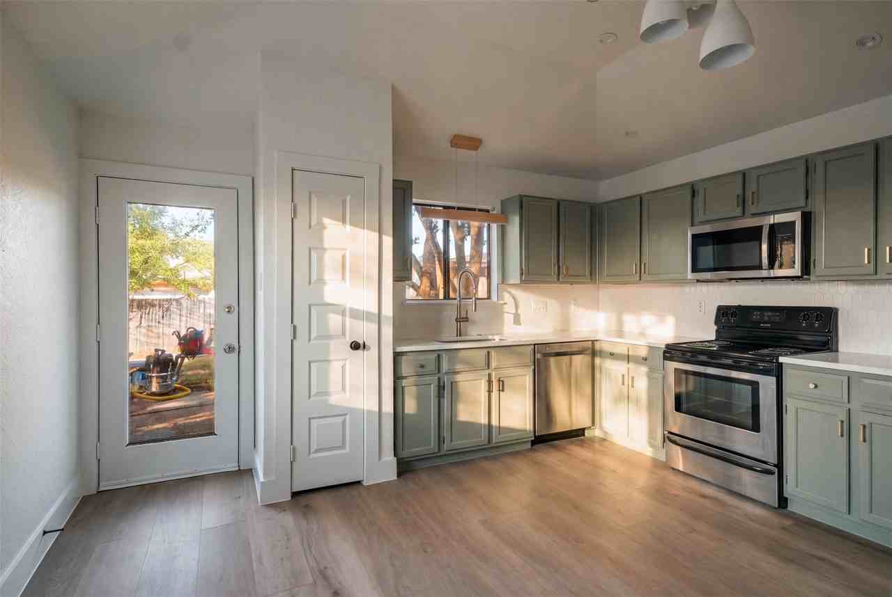 113 Cole St - Photo 5 of 12
