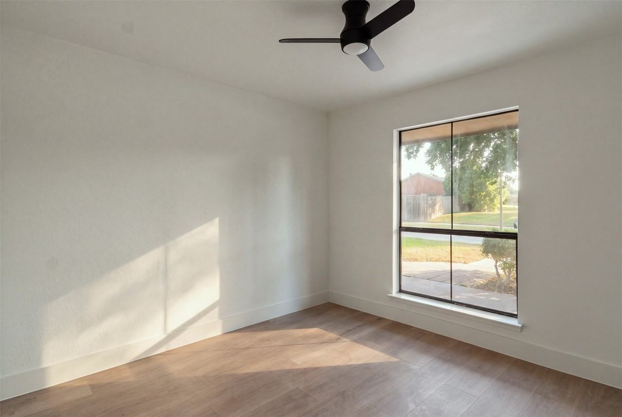113 Cole St - Photo 6 of 12
