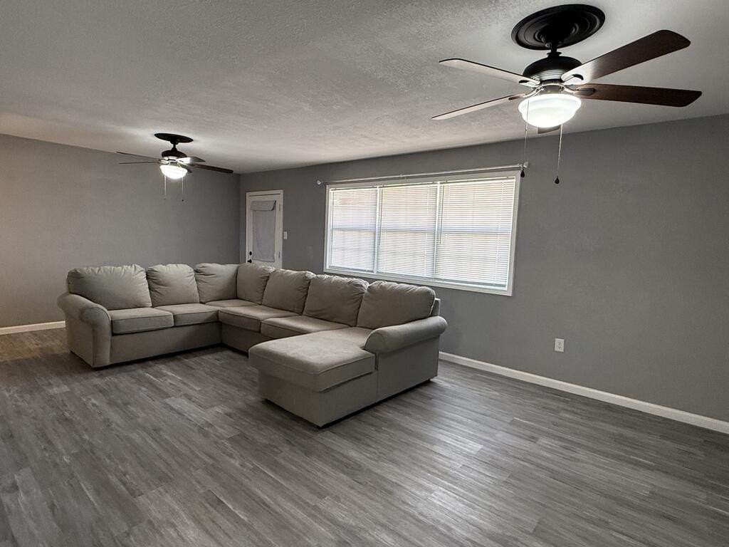 1413 Maple Ave - Photo 2 of 12
