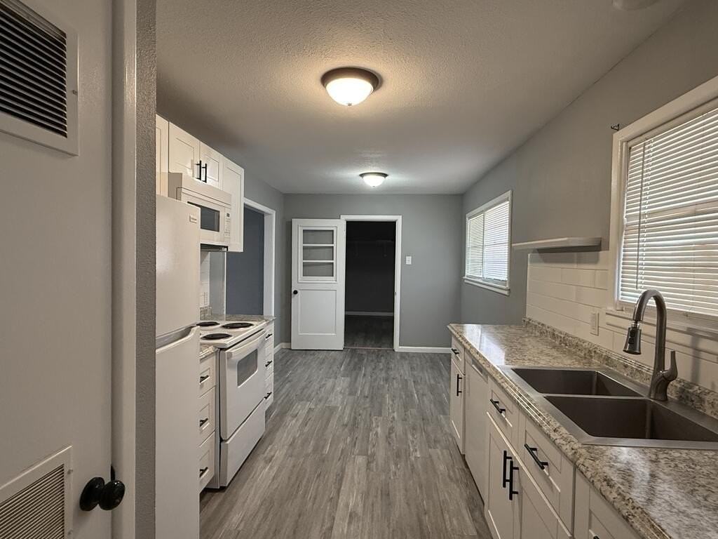 1413 Maple Ave - Photo 3 of 12