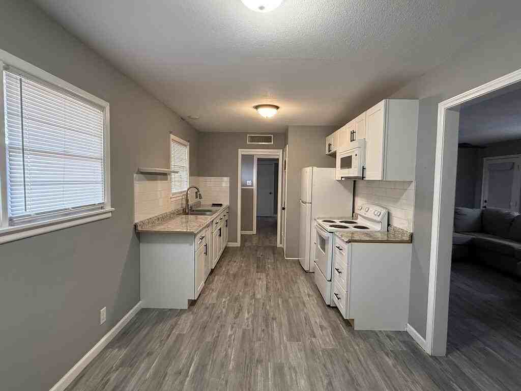 1413 Maple Ave - Photo 4 of 12