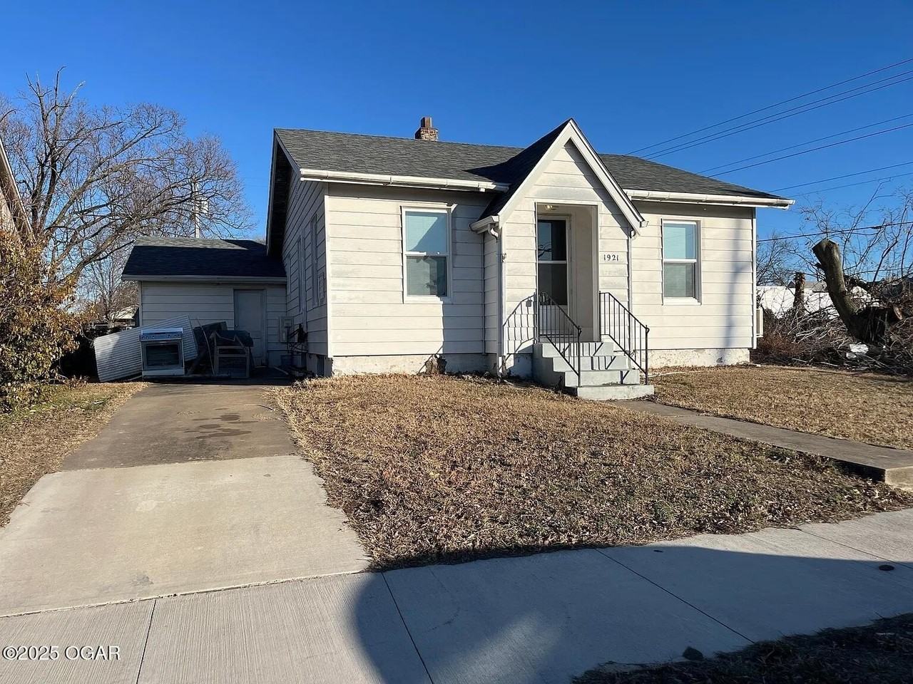 1921 Annie Baxter Ave - Photo 2 of 22