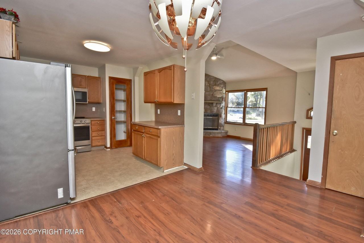 282 Pocono Blvd - Photo 6 of 35