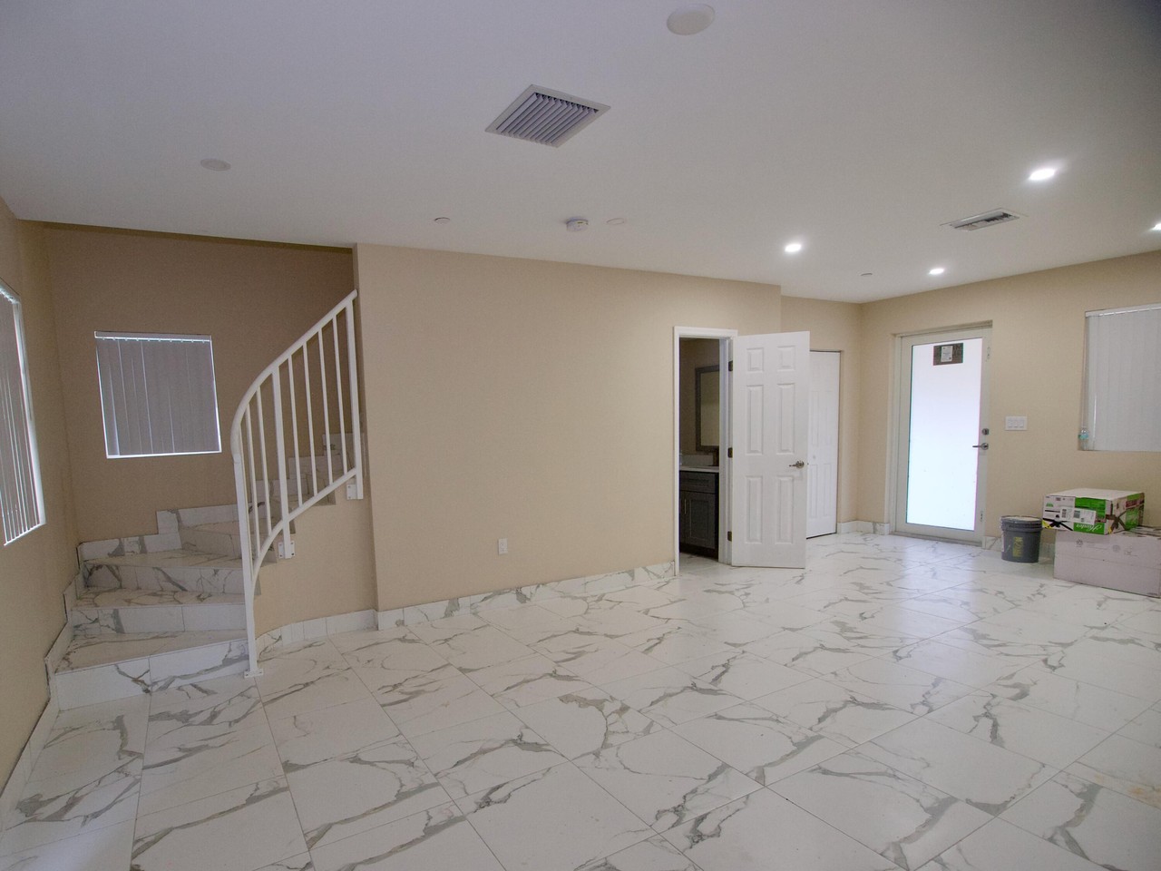 5992 Nw 94th Ave - Photo 5 of 33