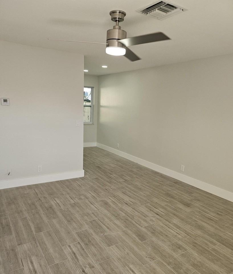 5211 Parker Ave - Photo 3 of 10