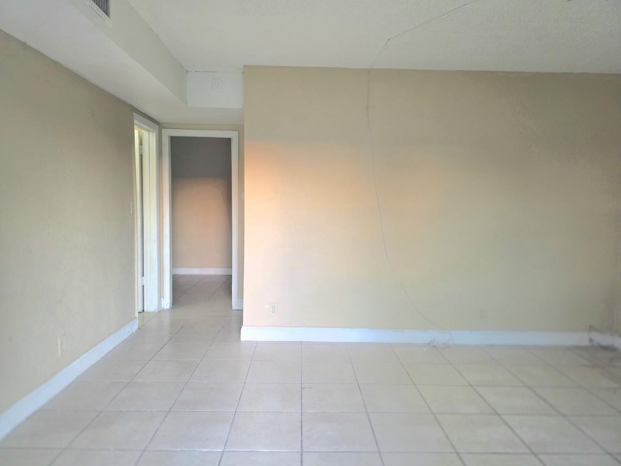 1711 Lauderdale Manor Dr - Photo 2 of 18