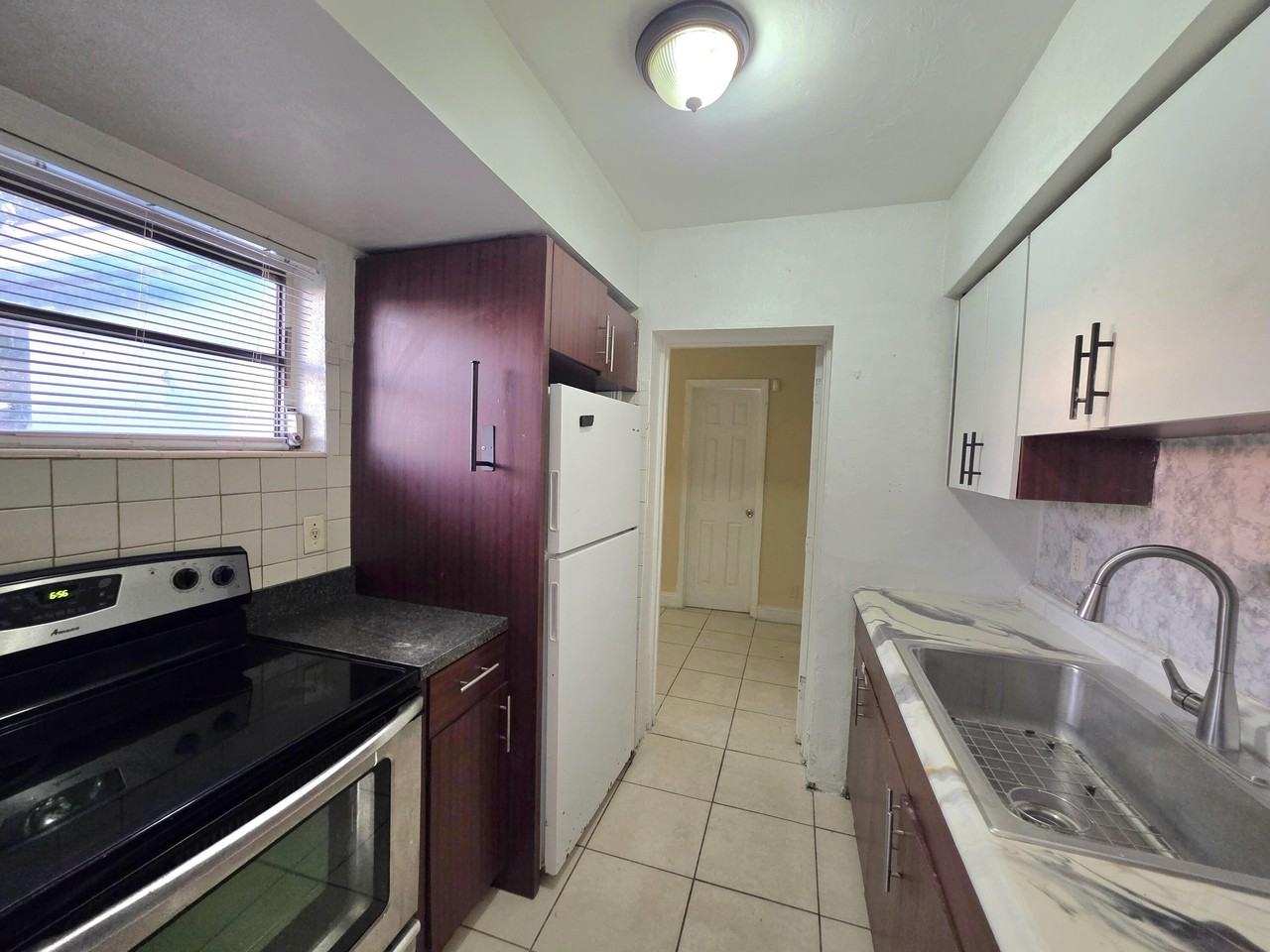 1711 Lauderdale Manor Dr - Photo 4 of 18