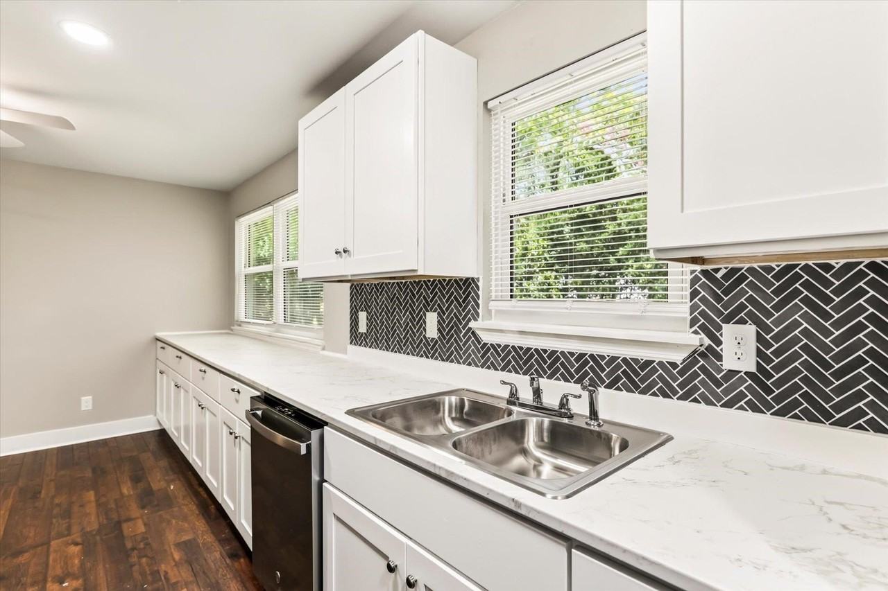 2912 Oakwood Dr - Photo 3 of 38