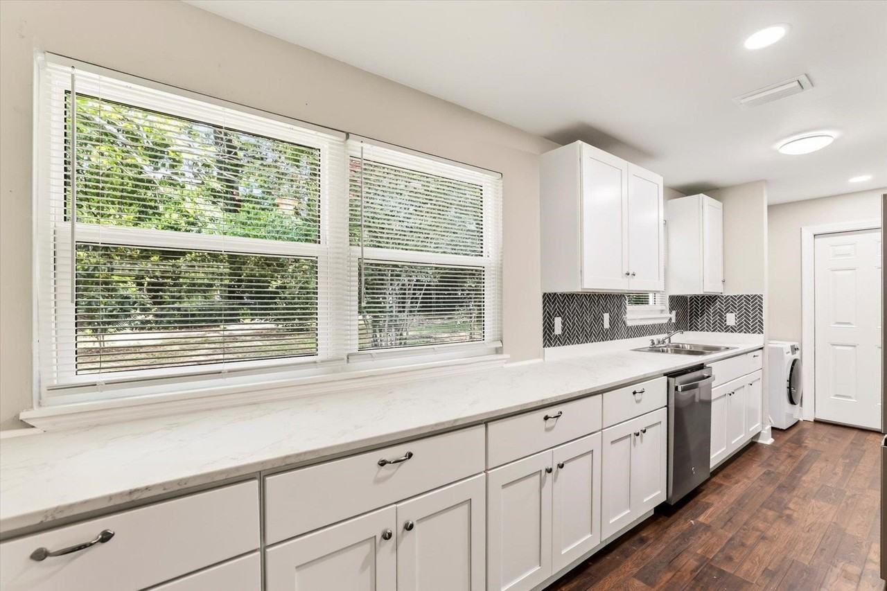 2912 Oakwood Dr - Photo 4 of 38