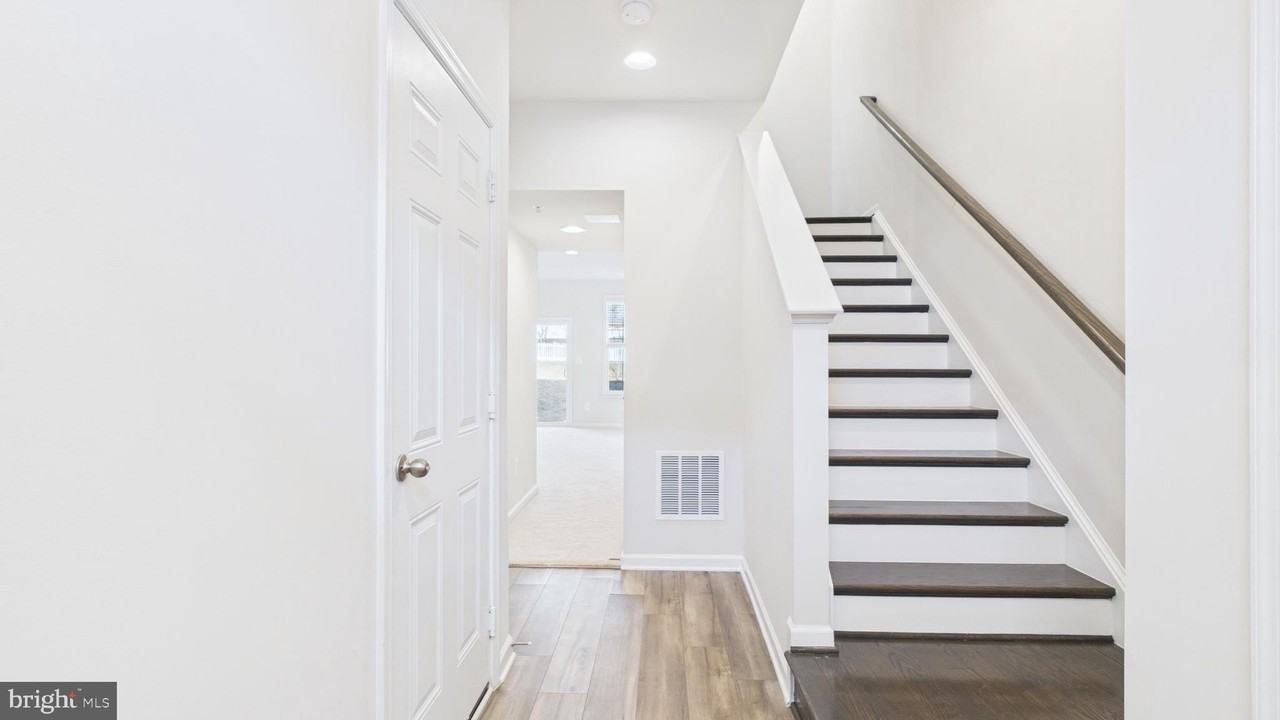 32 Chester Ct - Photo 3 of 49