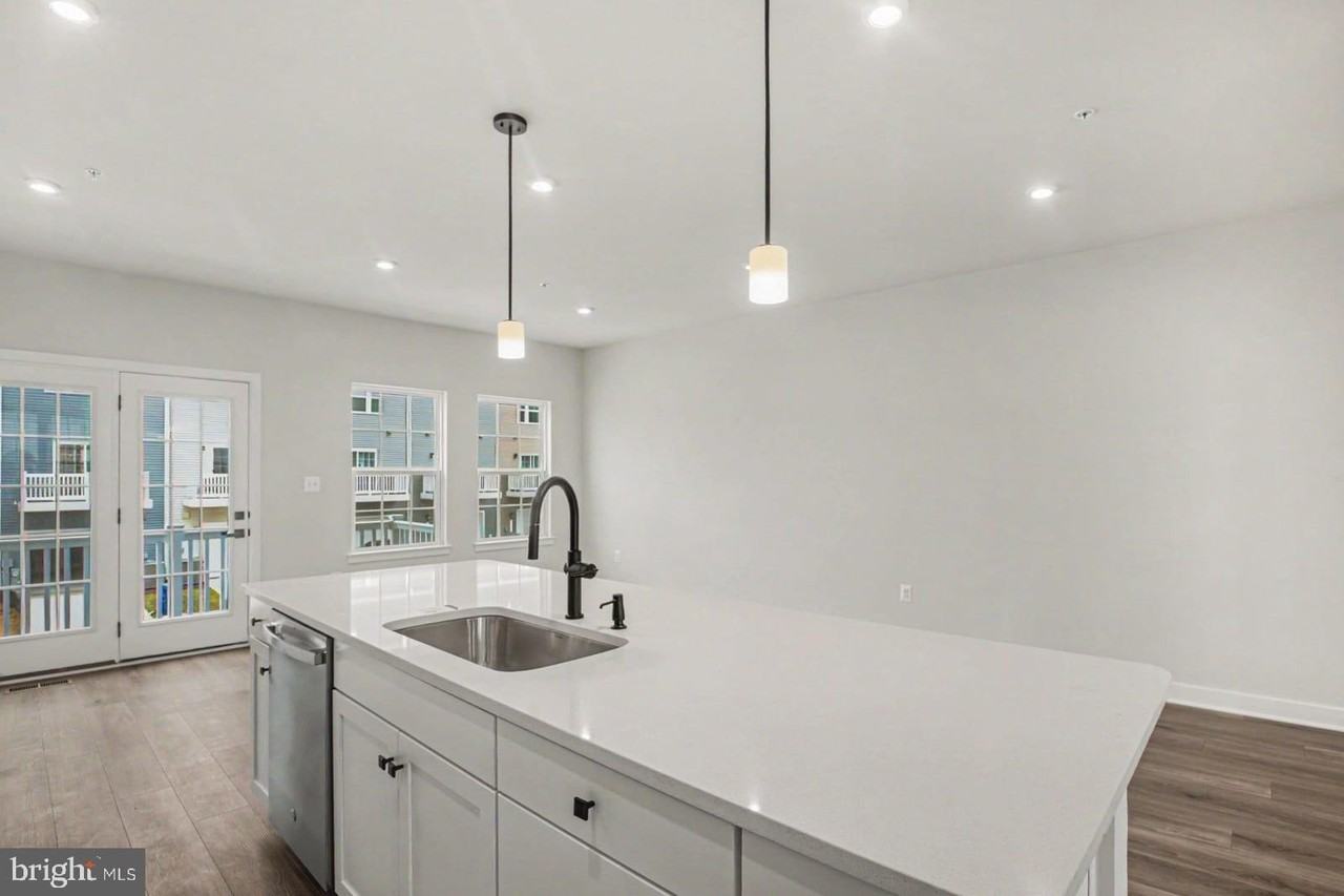 16100 Meadow Glenn Dr - Photo 7 of 31