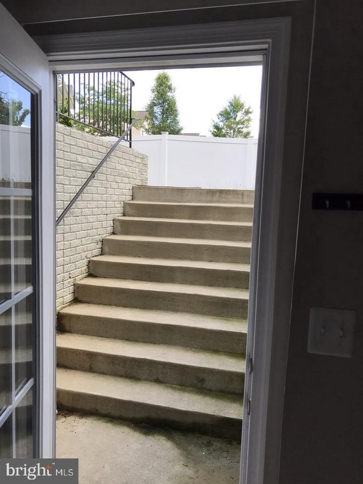 706 Rollins Ave - Photo 4 of 14