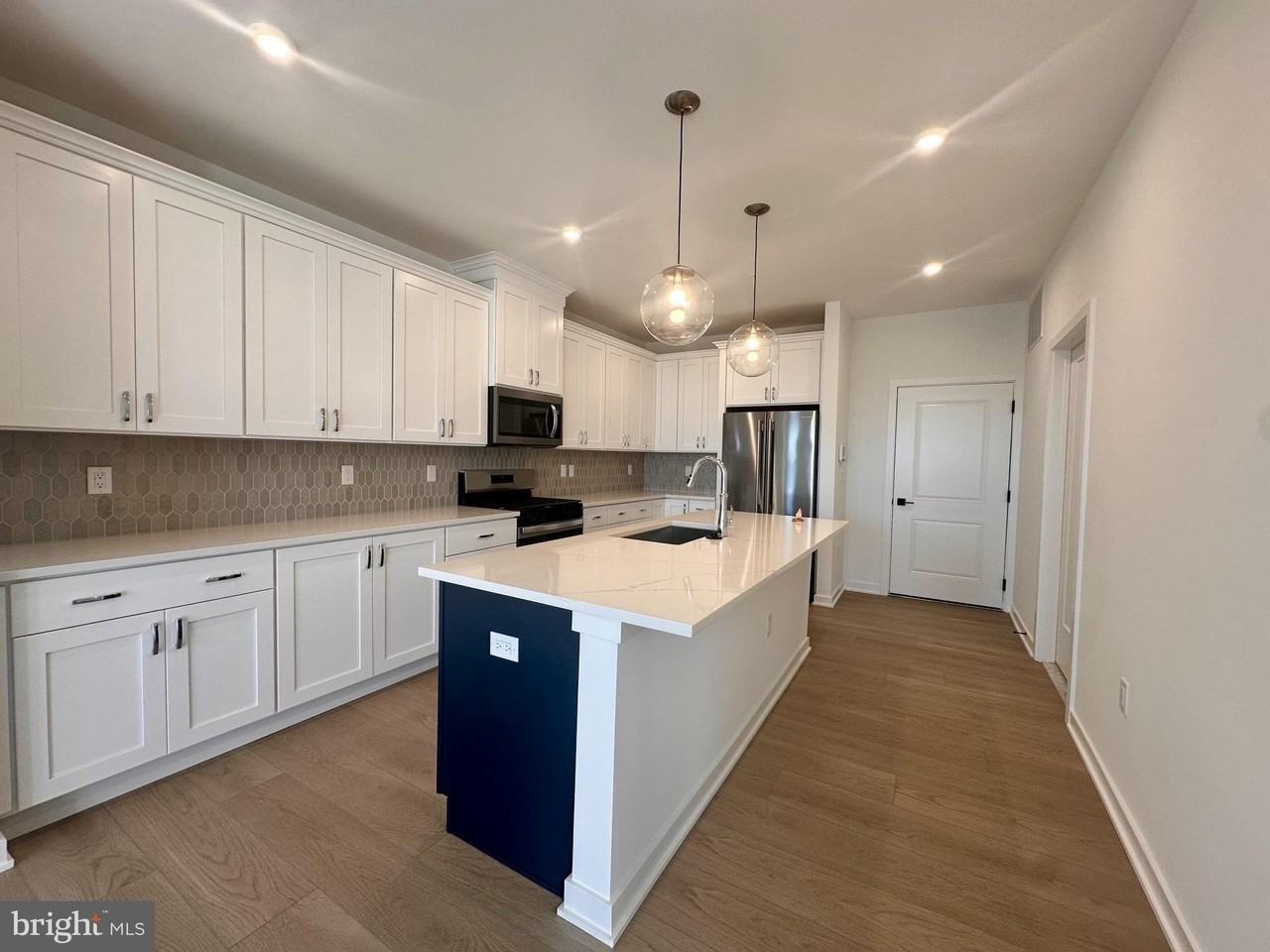63 Park Ave - Photo 4 of 29