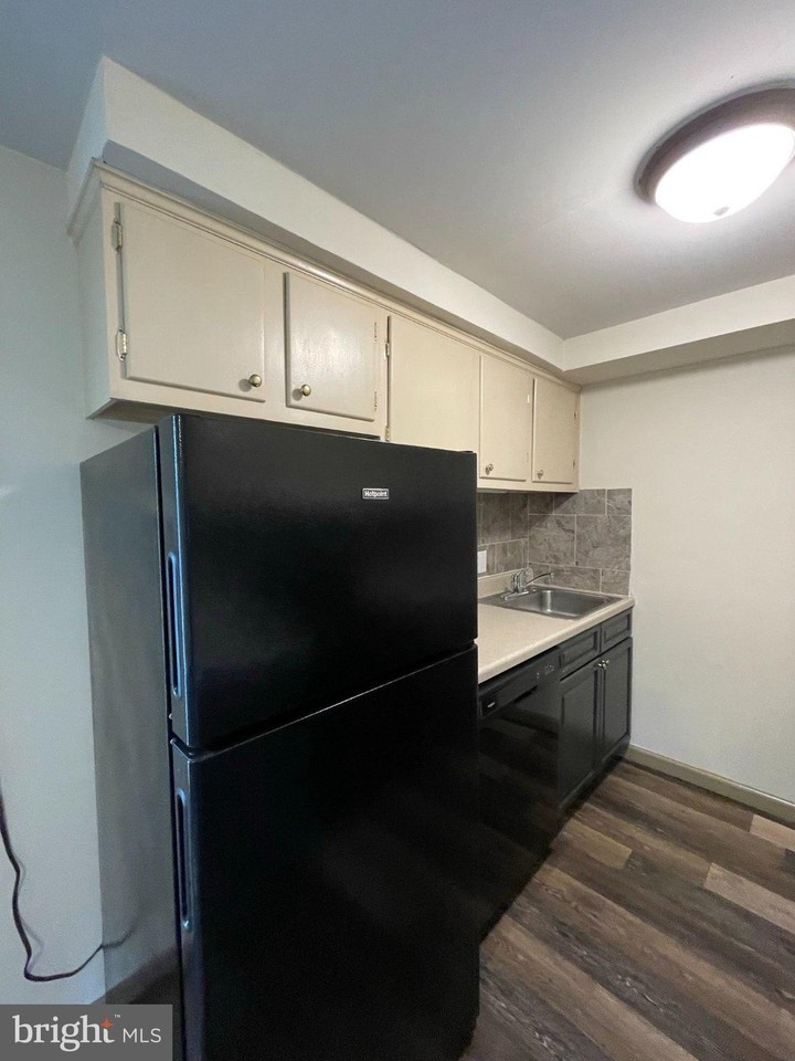 700 E 1st St #4 - Photo 2 of 13