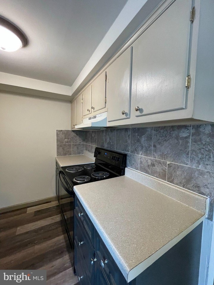 700 E 1st St #4 - Photo 3 of 13