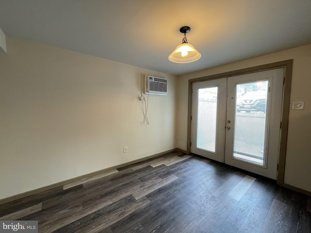 700 E 1st St #4 - Photo 5 of 13