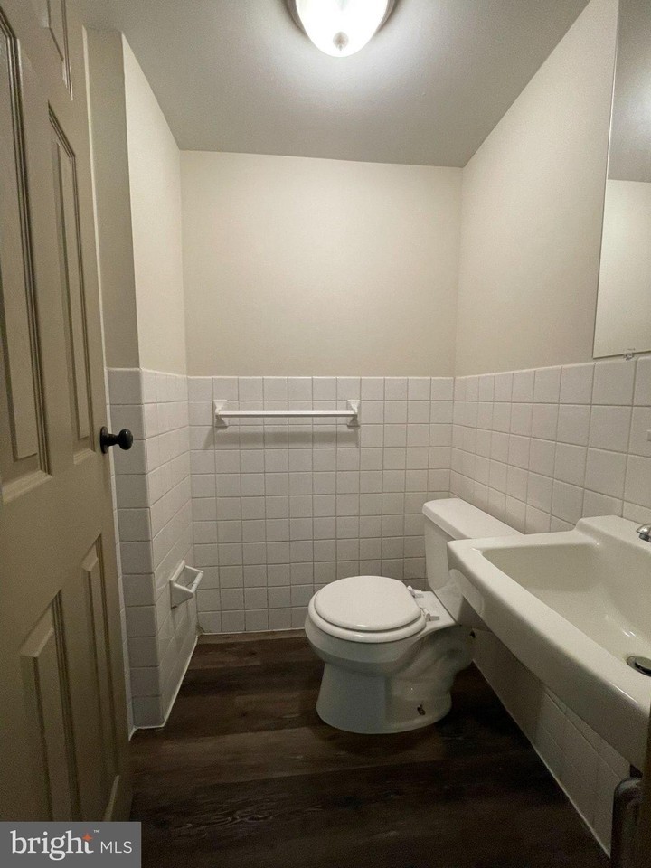 700 E 1st St #4 - Photo 6 of 13