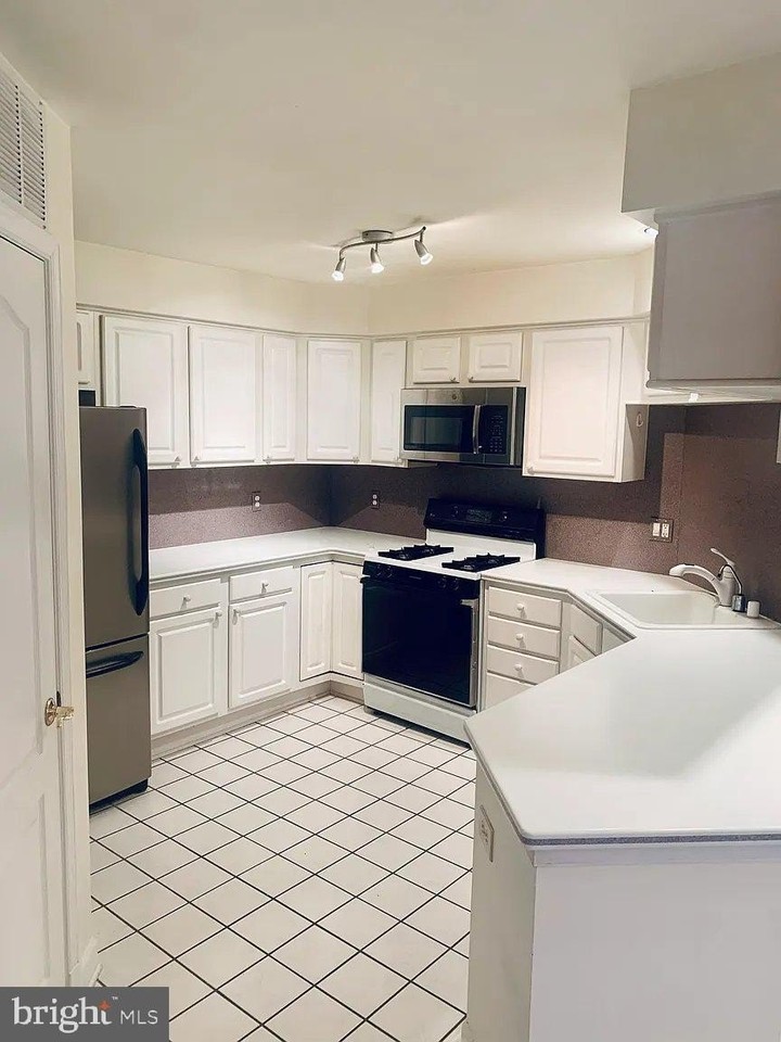 6916 Fairfax Dr #310 - Photo 4 of 14