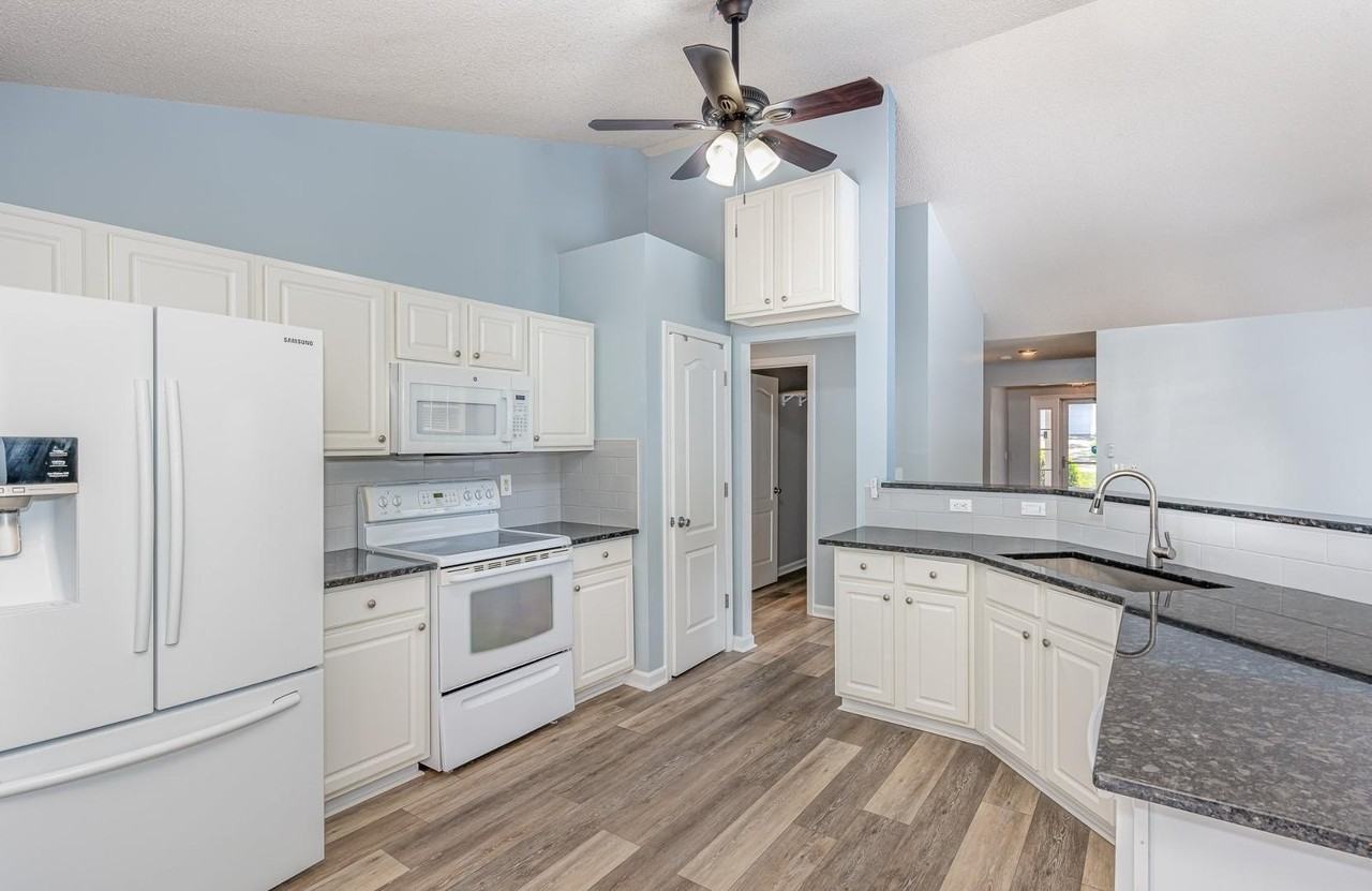 9212 Erinsbrook Dr - Photo 7 of 27
