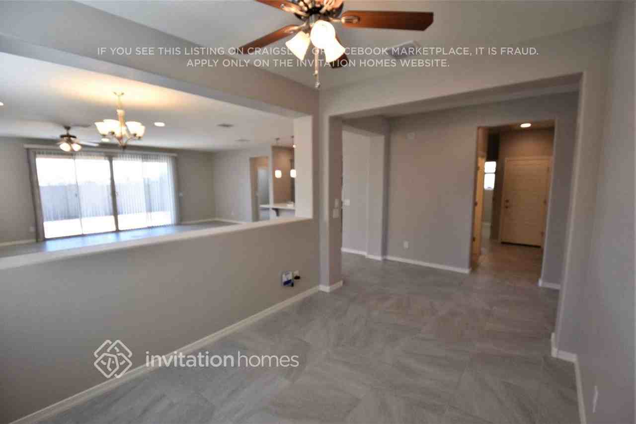 18747 W Windsor Blvd - Photo 3 of 22