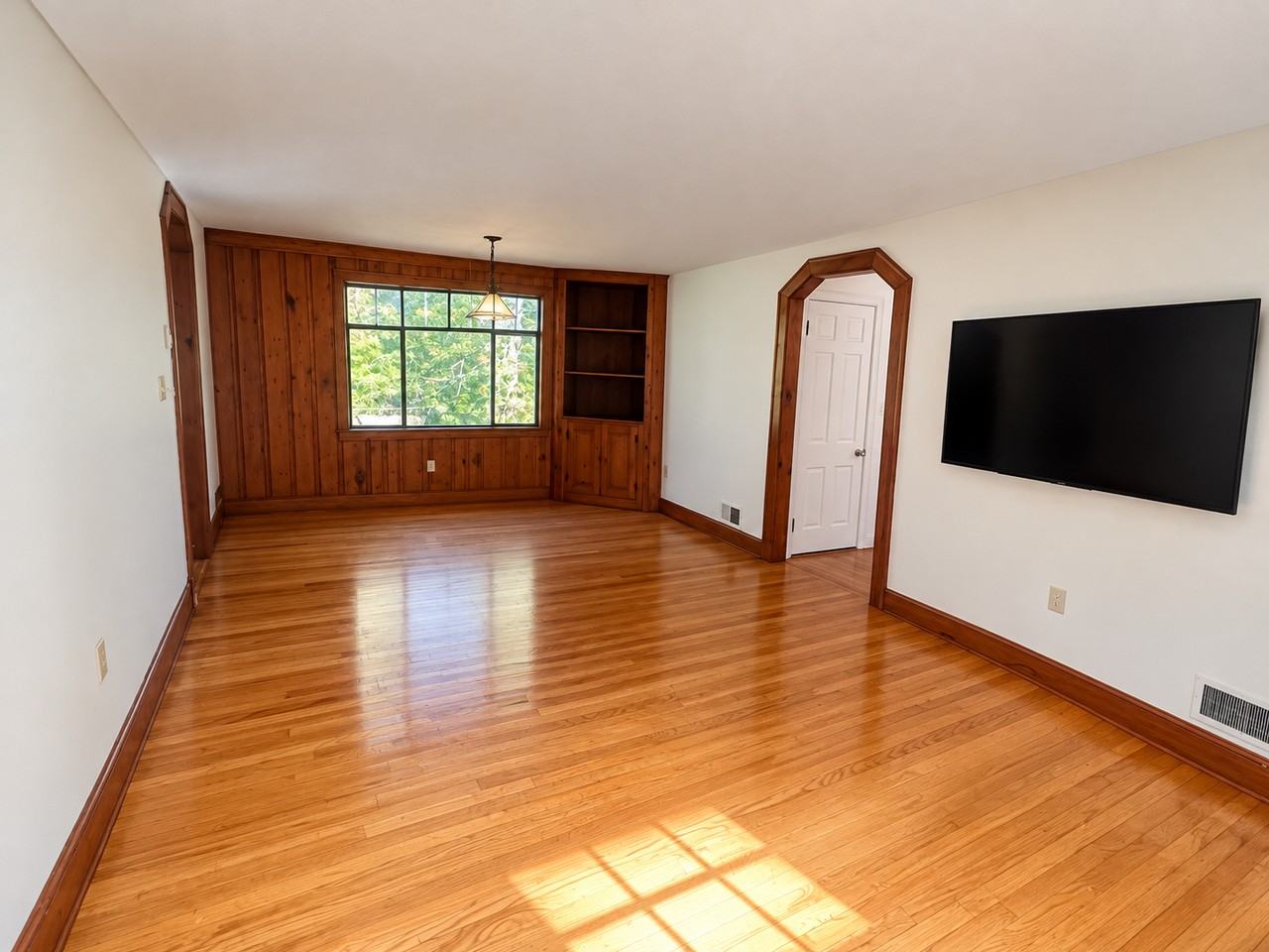 47 Wood St - Photo 3 of 16