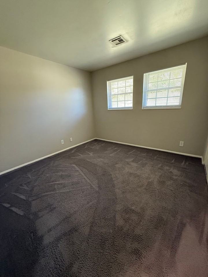 4801 Rolling Ridge Dr - Photo 6 of 8