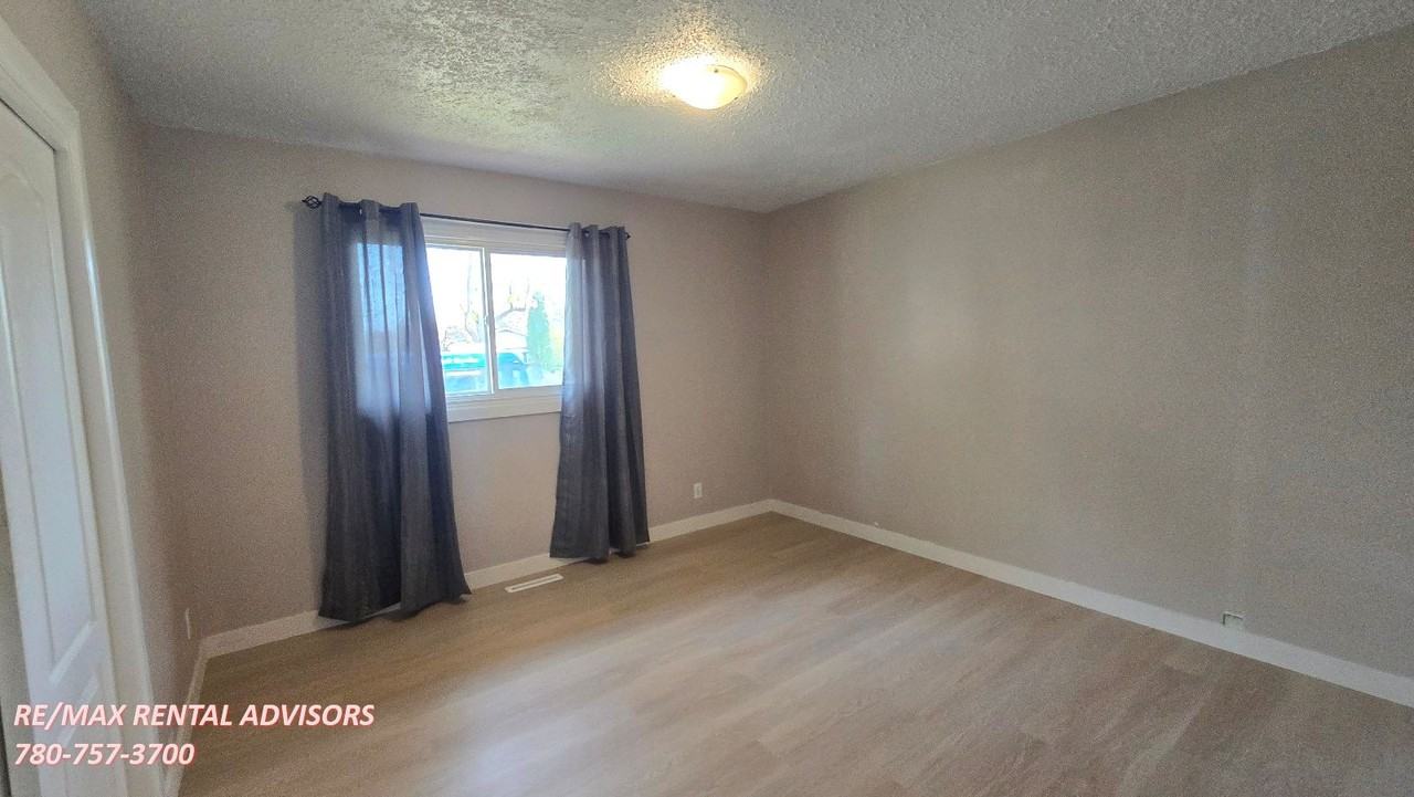 10614 38 St Nw - Photo 7 of 22