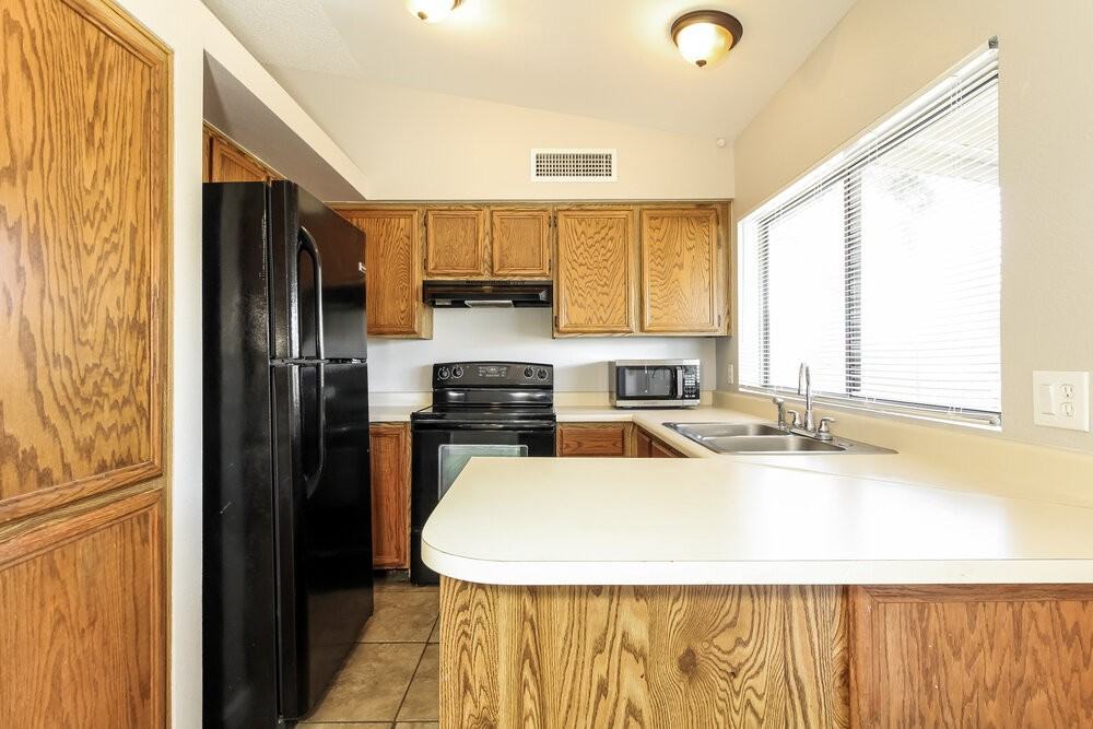 9310 W Sanna St - Photo 7 of 16