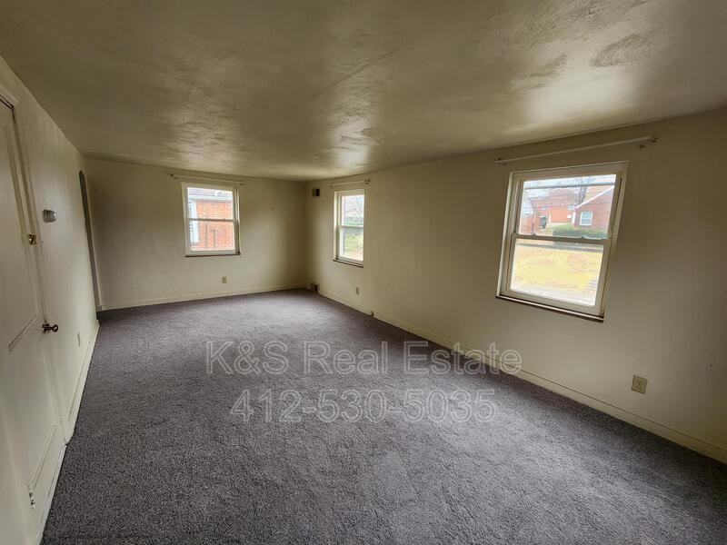 1040 Summit St - Photo 2 of 7