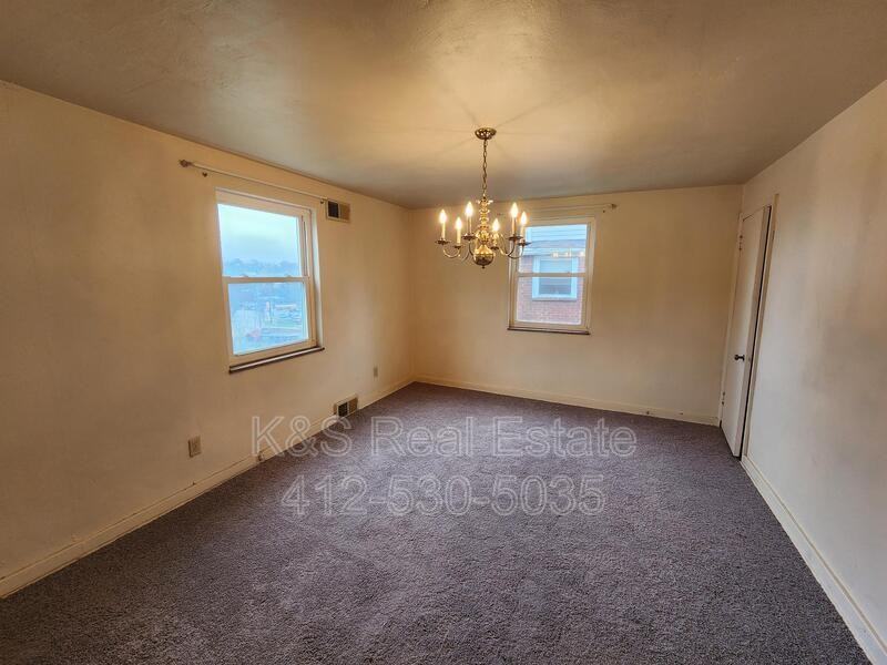 1040 Summit St - Photo 3 of 7