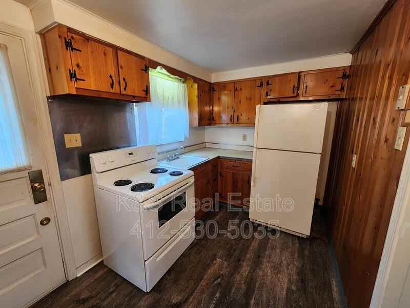 1040 Summit St - Photo 4 of 7