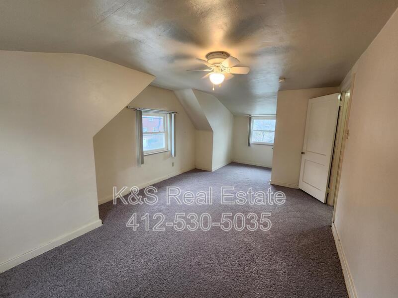 1040 Summit St - Photo 6 of 7