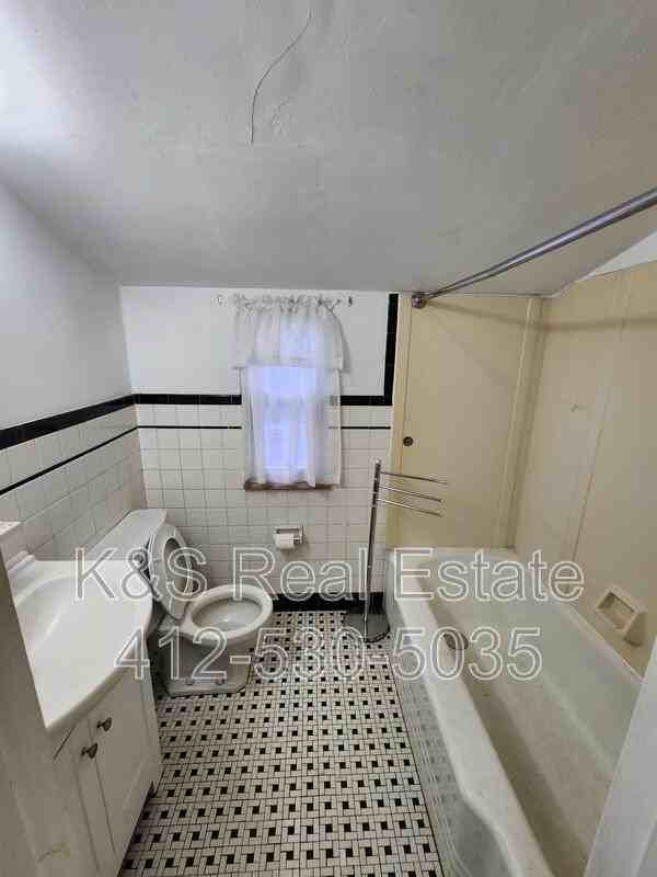 1040 Summit St - Photo 7 of 7