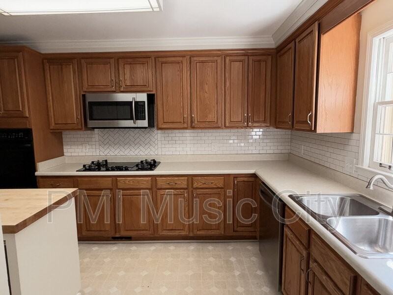 7229 Green Meadows Ln - Photo 4 of 16