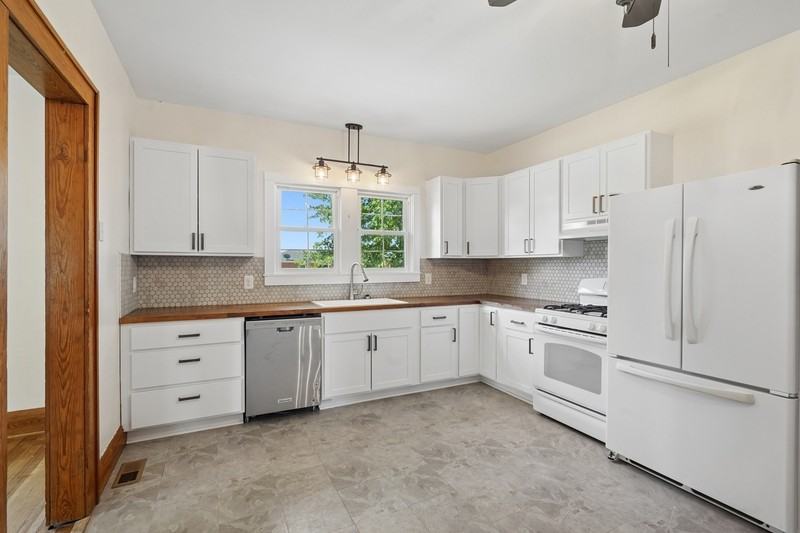 604 8th Ave - Photo 4 of 16