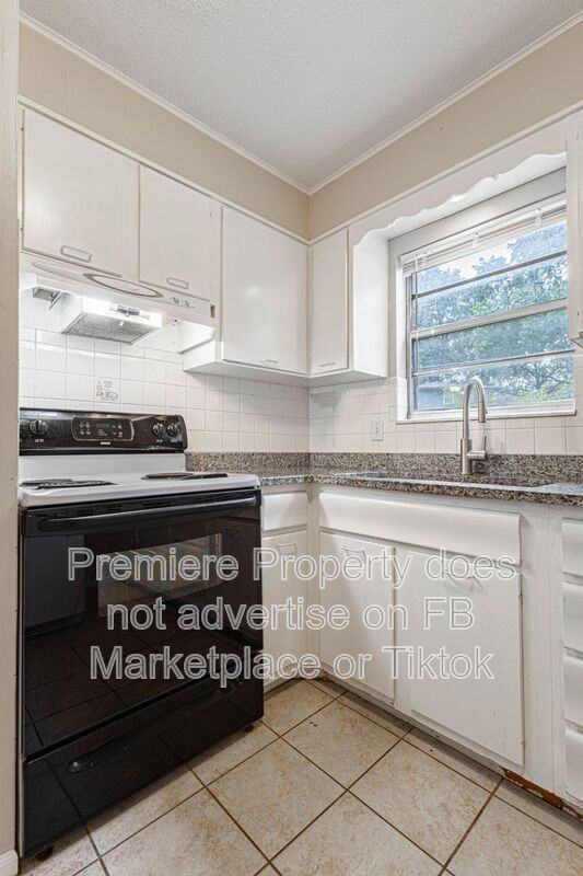 8722 W 70th St - Photo 5 of 12