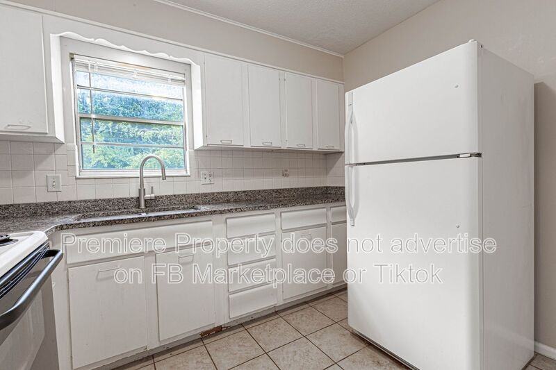 8722 W 70th St - Photo 6 of 12